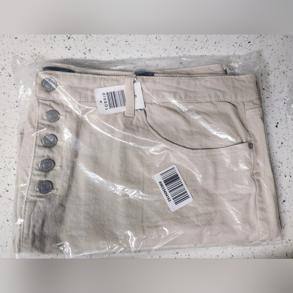 Torrid 3.5 Inch Classic Denim High-Rise Short - Khaki - Size 24 - Picture 5 of 6